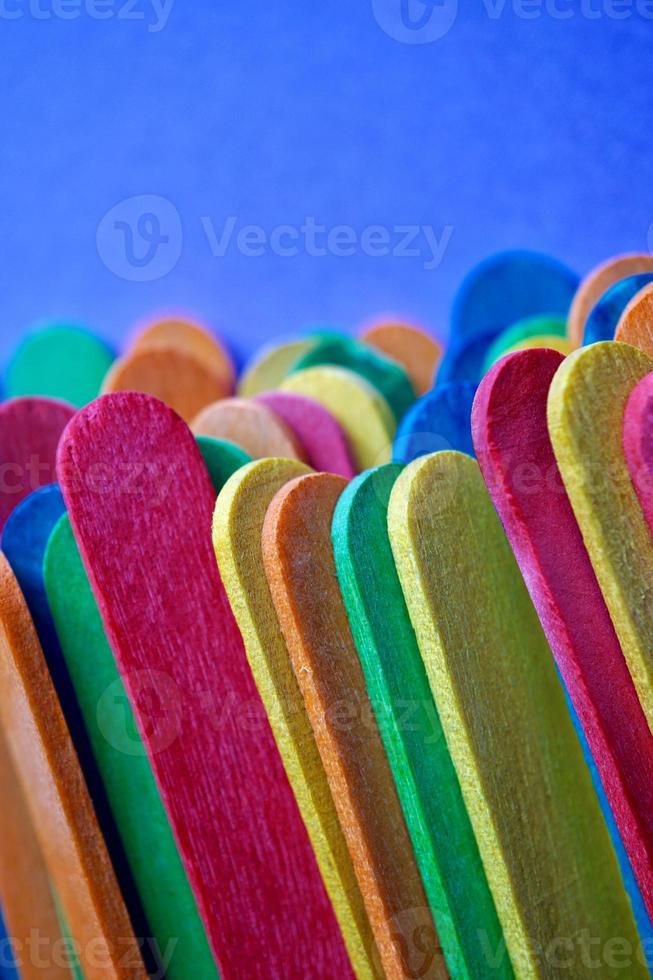 fond texturé de baguettes en bois colorées photo