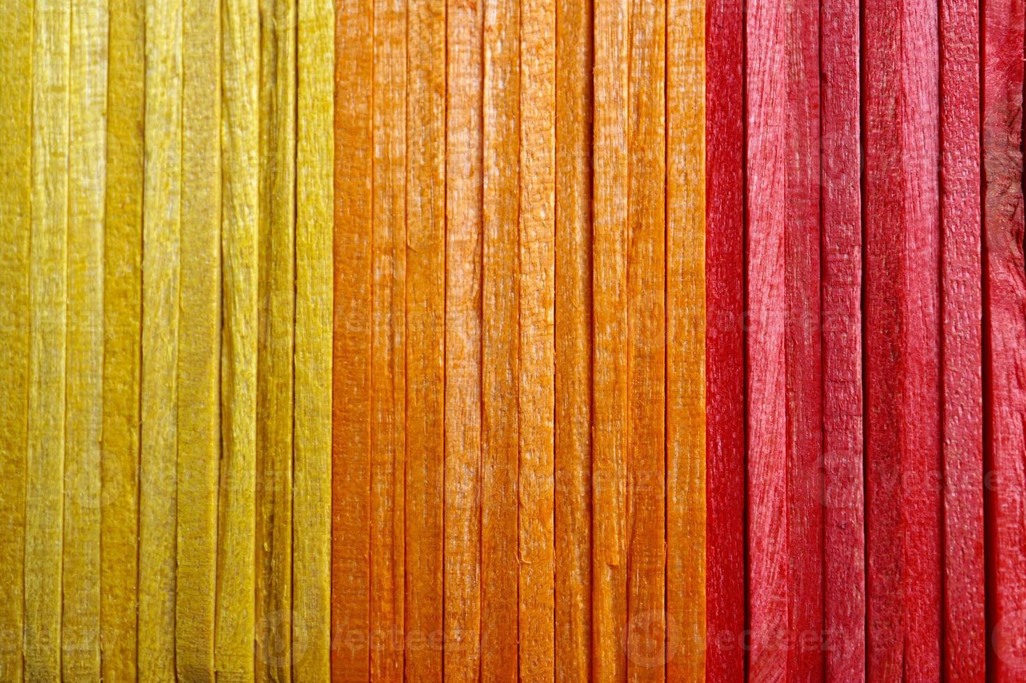 fond texturé de baguettes en bois colorées photo