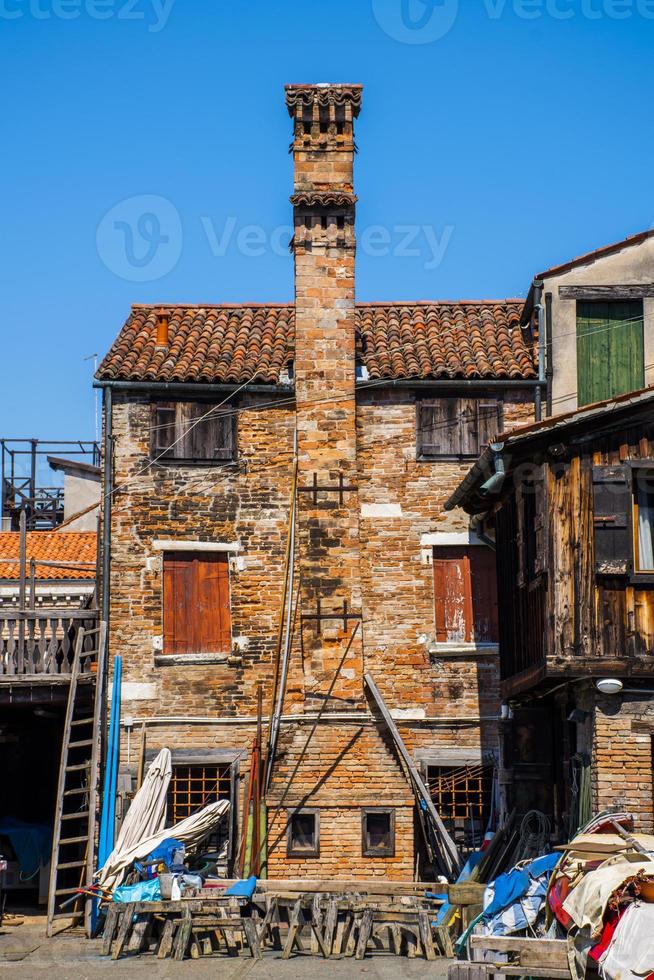 Ancien bâtiment en brique rouge avec cheminée photo