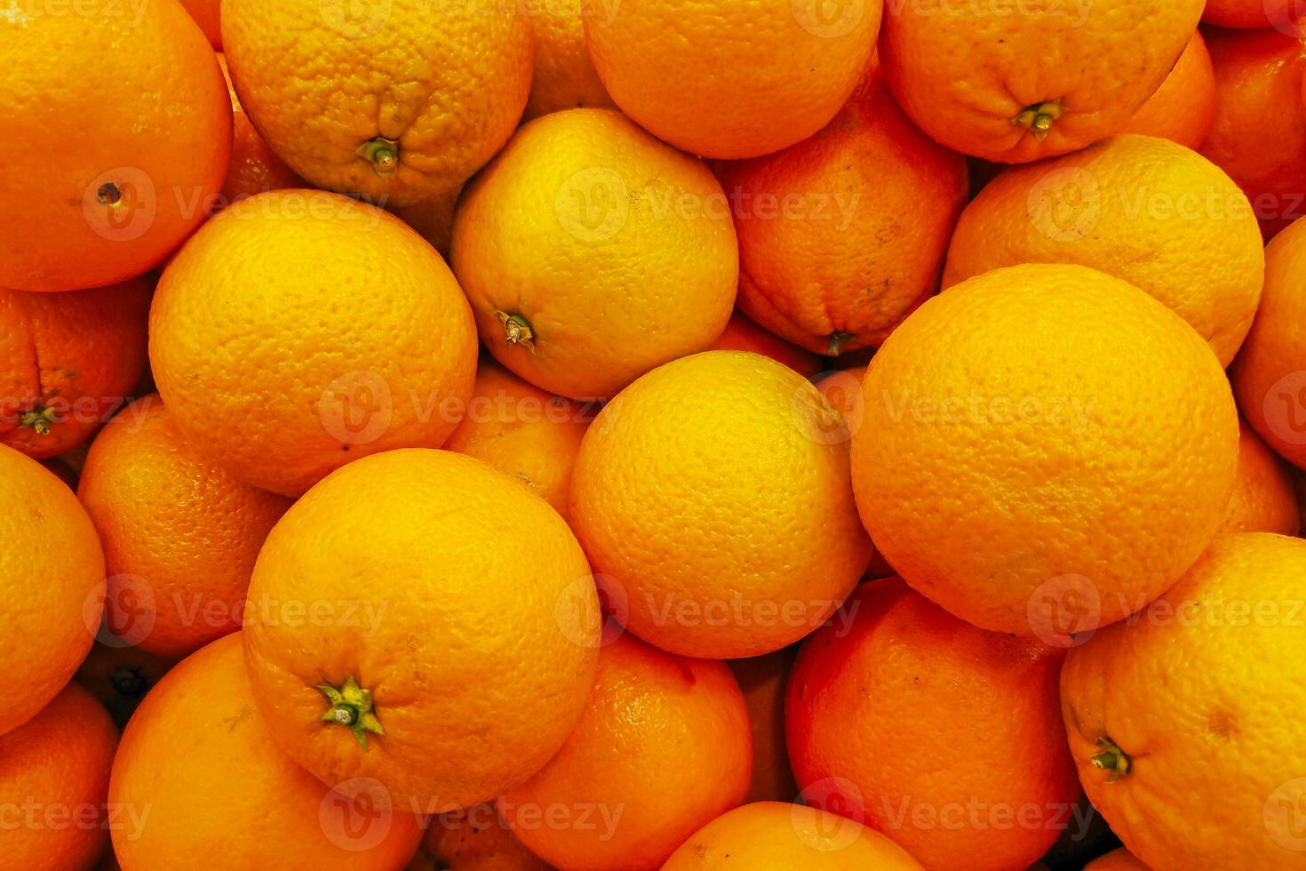 Pile d'oranges sur un étal de marché photo