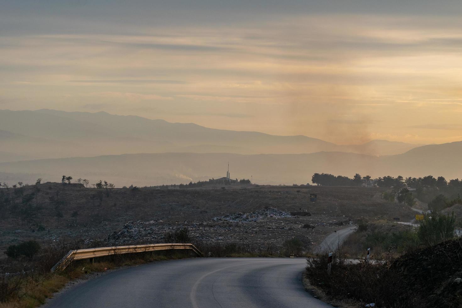 route avec des ordures autour photo