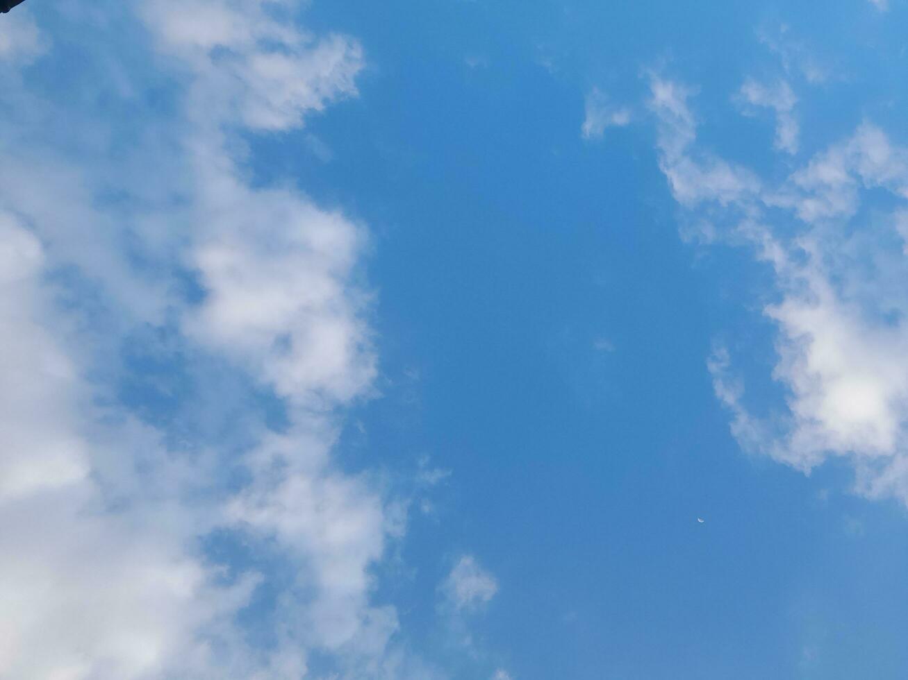 le blanc des nuages sur le bleu ciel sont parfait pour le Contexte. skyscape sur lombok île, Indonésie photo