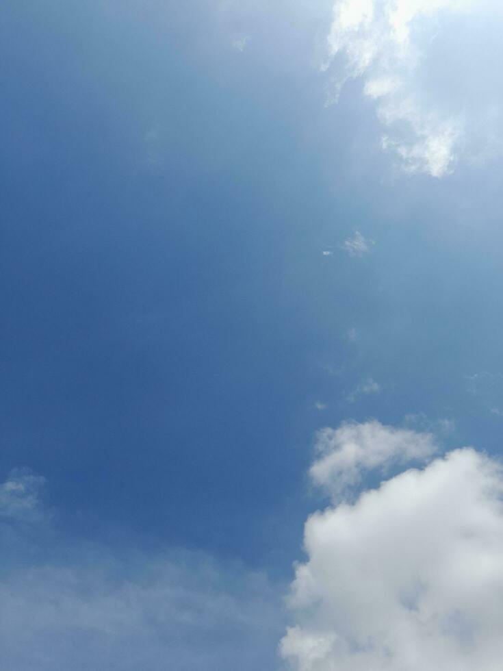 le blanc des nuages sur le bleu ciel sont parfait pour le Contexte. skyscape sur lombok île, Indonésie photo