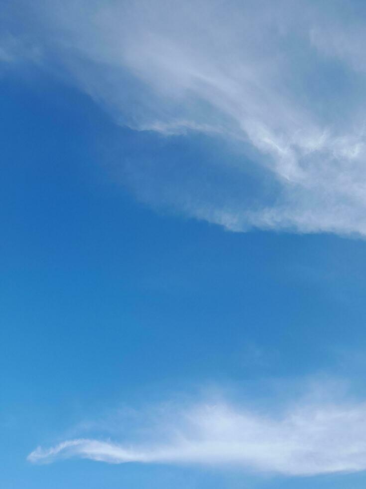 le blanc des nuages sur le bleu ciel sont parfait pour le Contexte. skyscape sur lombok île, Indonésie photo