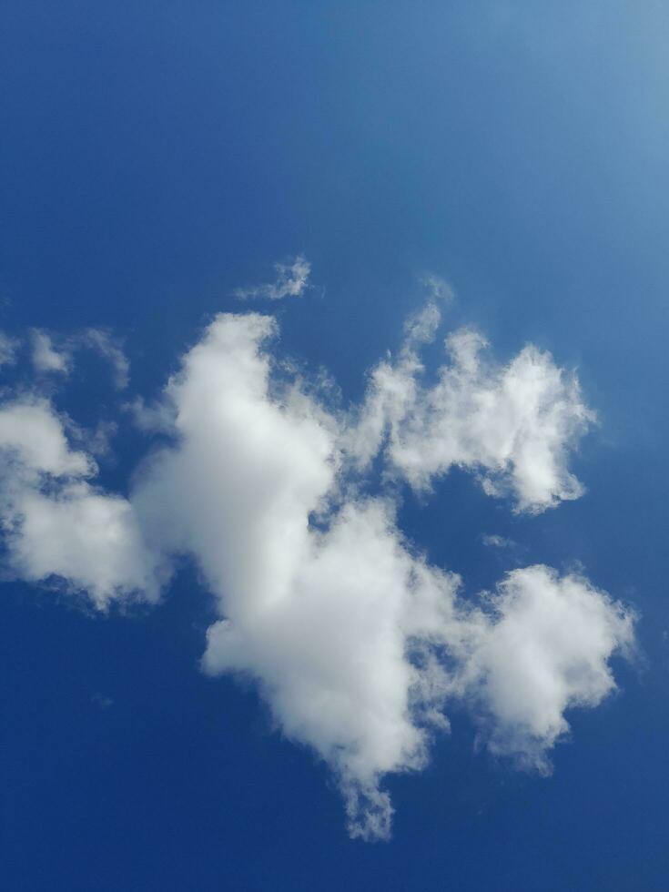 le blanc des nuages sur le bleu ciel sont parfait pour le Contexte. skyscape sur lombok île, Indonésie photo