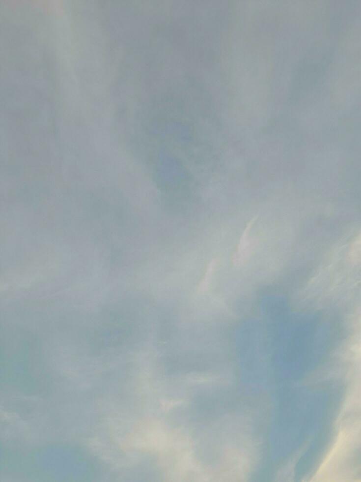 le blanc des nuages sur le bleu ciel sont parfait pour le Contexte. skyscape sur lombok île, Indonésie photo