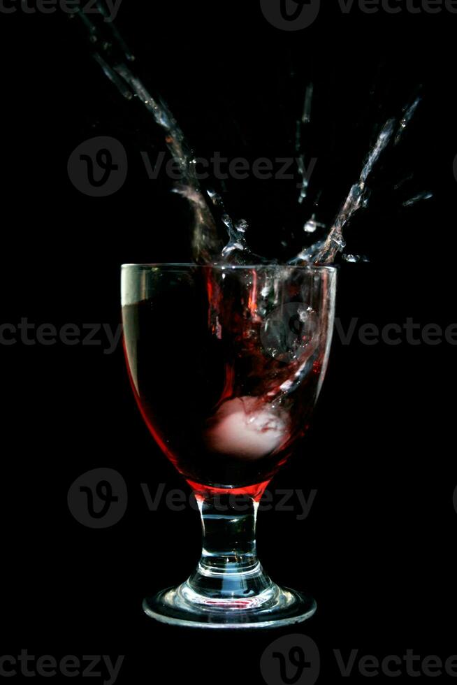 la glace cube éclabousser dans une verre photo