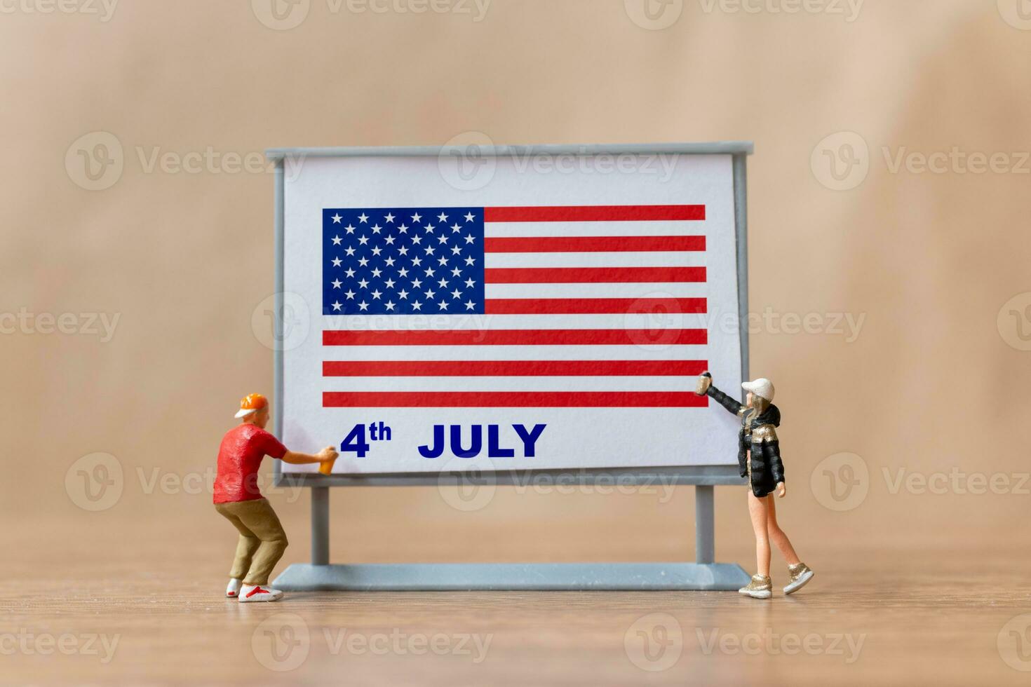 artiste peindre sur une panneau d'affichage fête de le Quatrième de juillet et indépendance journée photo