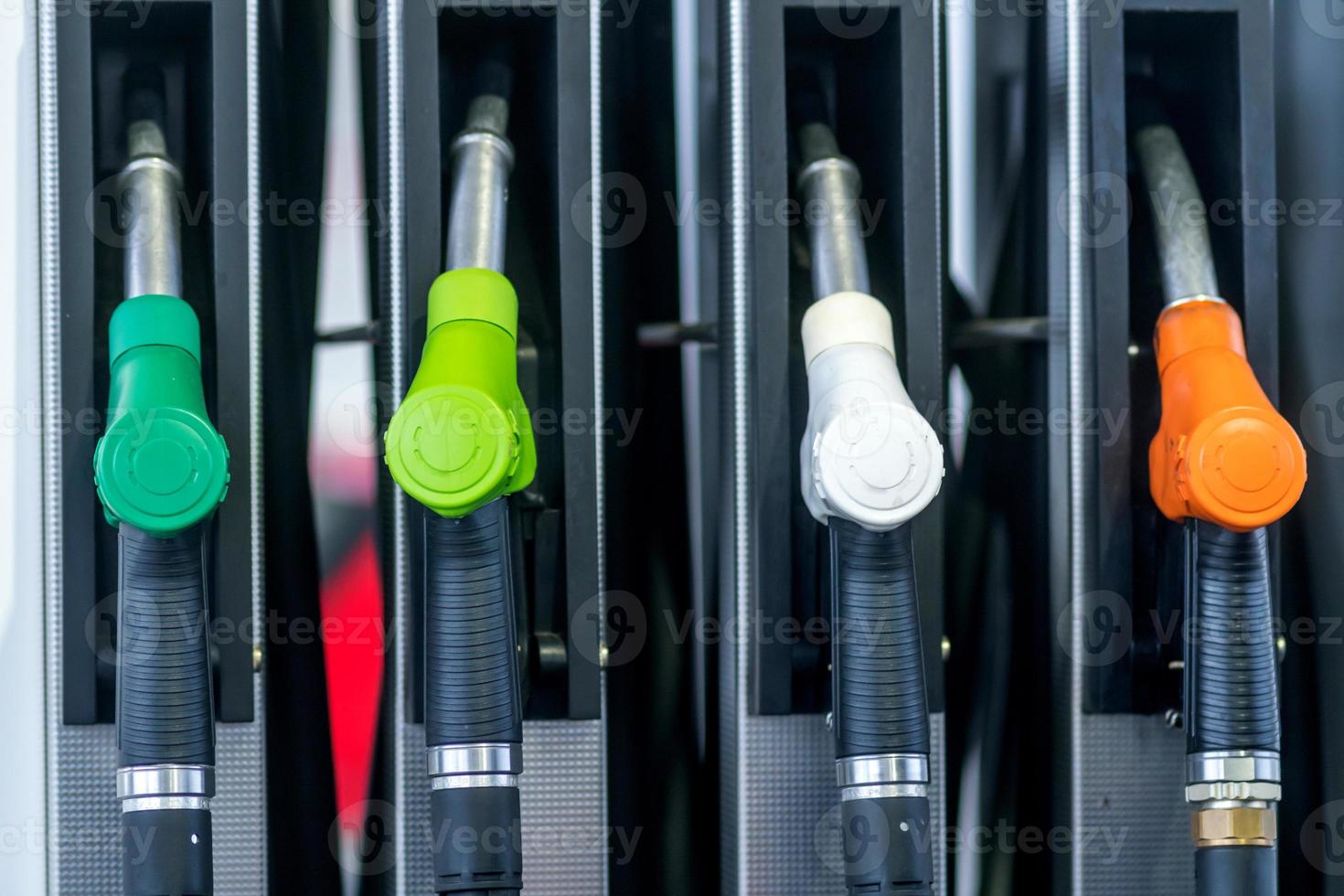 buses de pompe à carburant pour différents types de carburant dans une station de remplissage photo