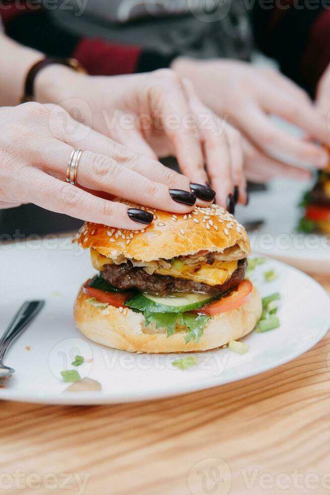 des hamburgers avec du boeuf et des légumes. proche en haut. délicieux des hamburgers dans une cuisine classe. Burger avec canneberge sauce et Burger avec oignon sauce. photo