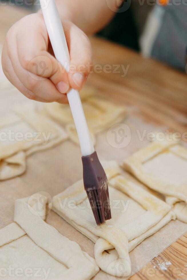 en train de préparer une dessert à une cuisine Maître classe. paniers avec les pêches et des fraises, Accueil cuisson. fermer, sélectif se concentrer. des pâtisseries, tartes avec les pêches de bouffée Pâtisserie. photo