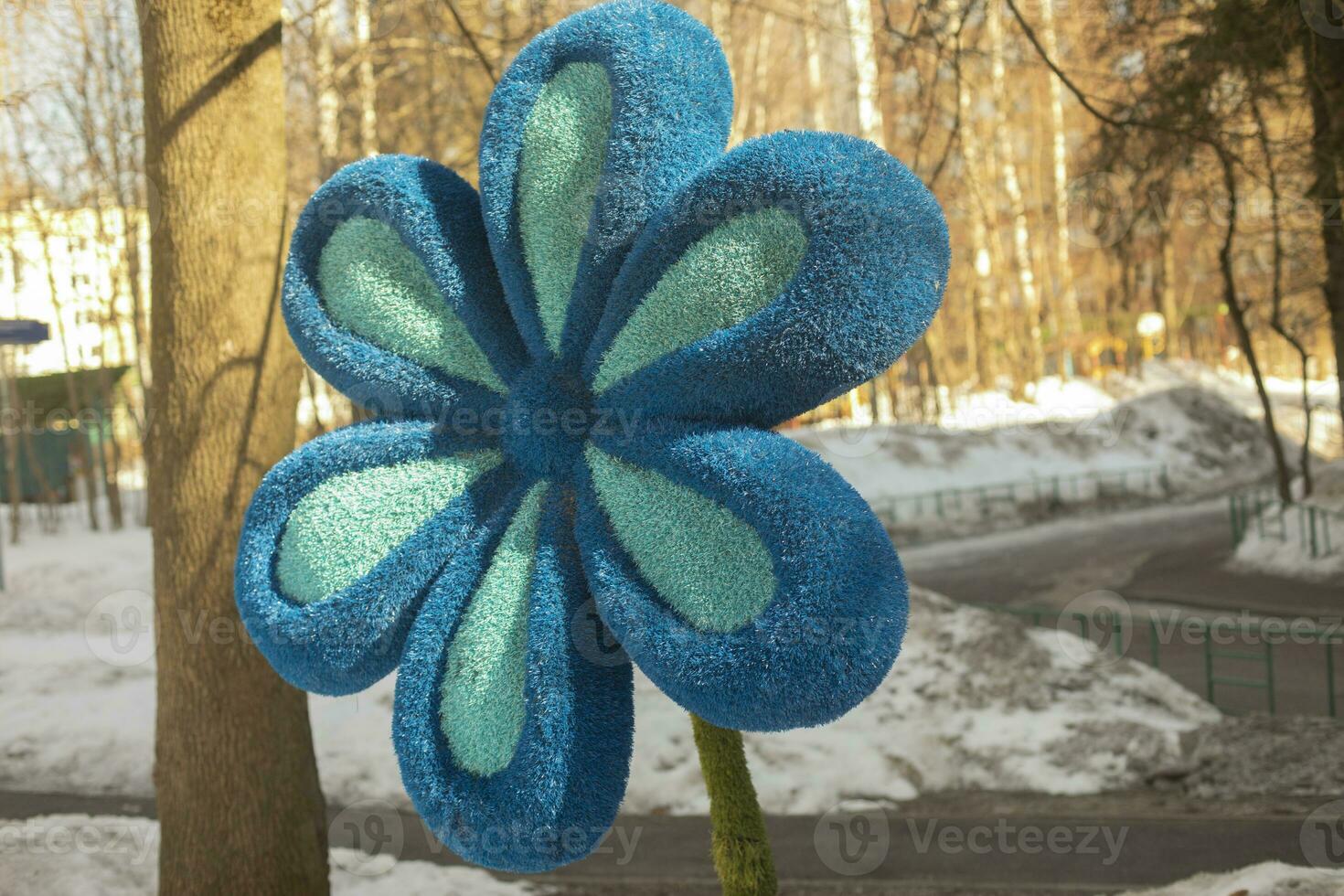 gros bleu fleur dans parc. décoration dans ville. enfants zone dans détail. photo