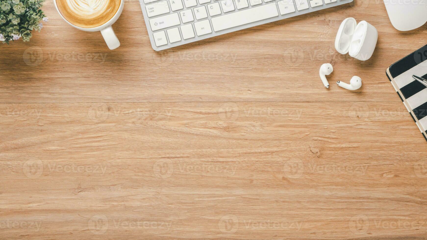 en bois bureau lieu de travail avec clavier ordinateur, souris