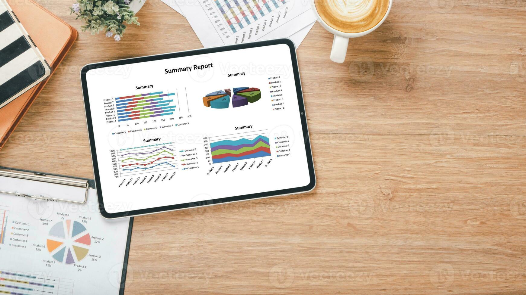 tablette avec graphiques et rapports sur le lieu de travail de bureau. vue de dessus mise à plat photo