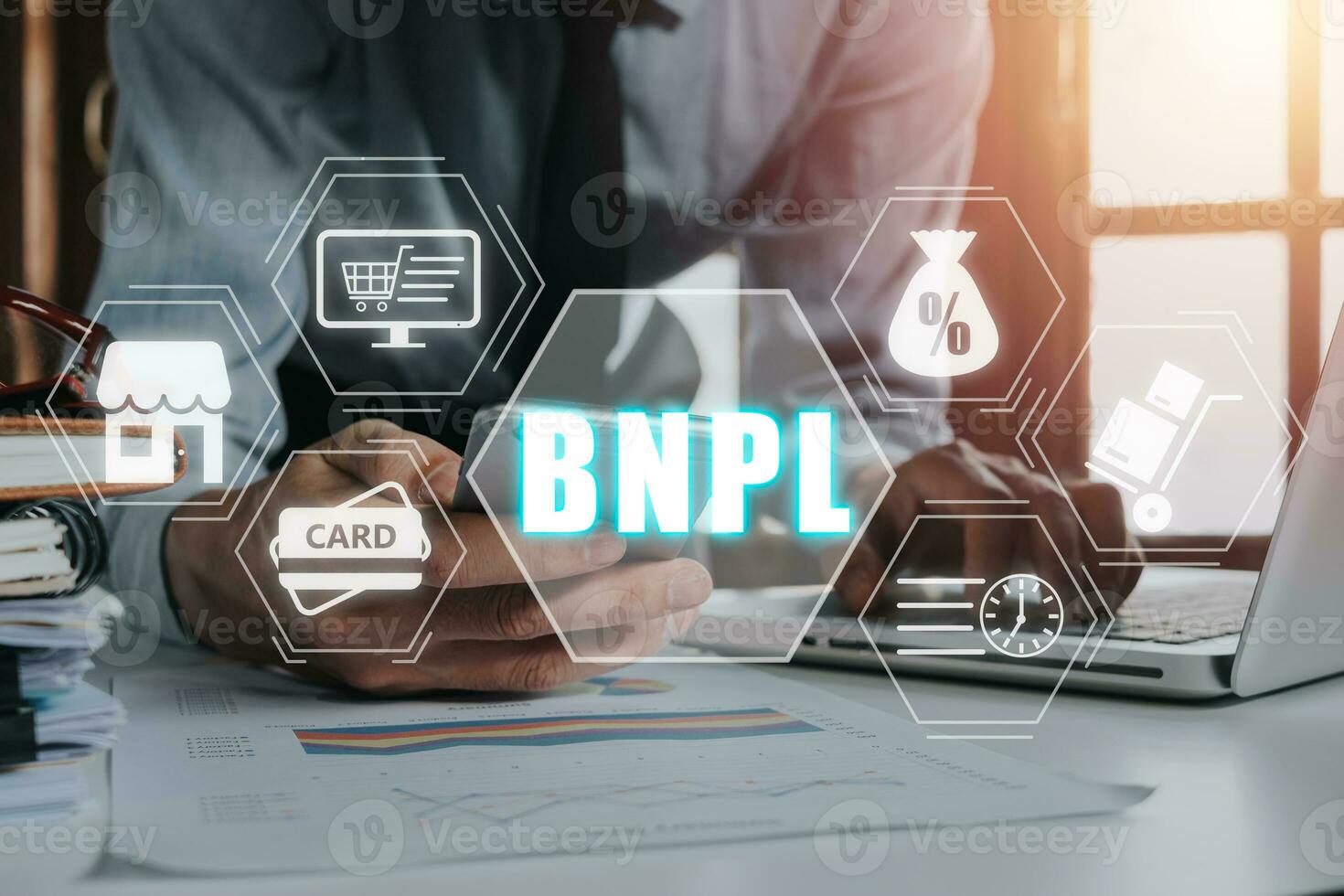 bnpl-acheter maintenant Payer plus tard achats en ligne icône concept,  affaires la personne en utilisant intelligent téléphone avec acheter  maintenant Payer plus tard icône sur virtuel filtrer. 24948948 Photo de  stock chez