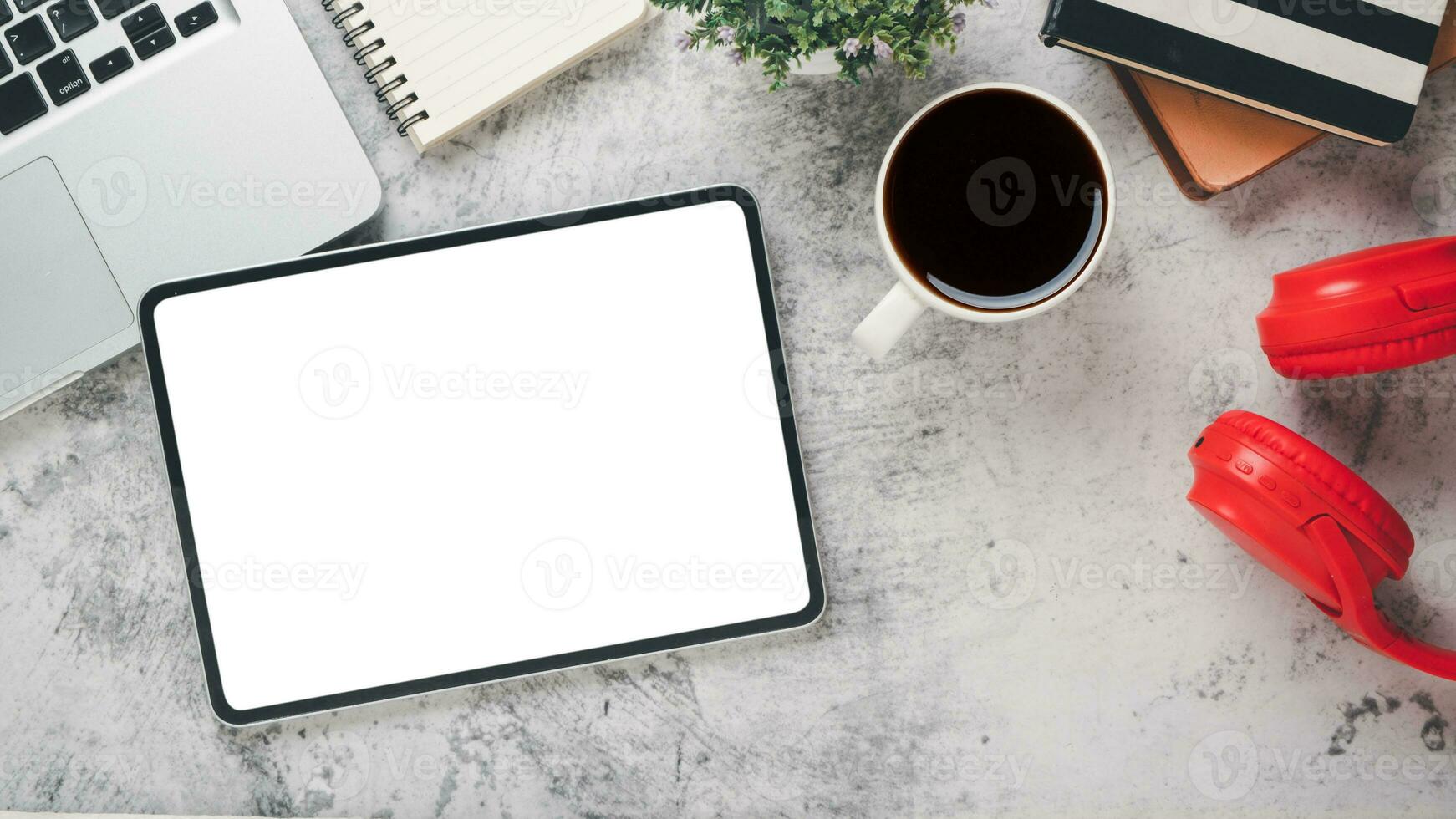 blanc Bureau bureau lieu de travail avec Vide écran tablette, ordinateur portable, carnet de notes, casque de musique et tasse de café, Haut vue plat poser. photo