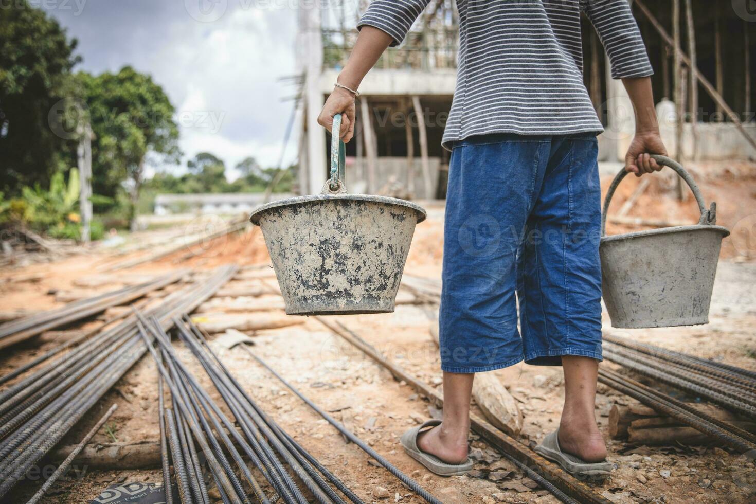 les enfants pauvres sont forcés de travailler dans la construction, la violence des enfants et le concept de traite, la lutte contre le travail des enfants, la journée des droits le 10 décembre. photo