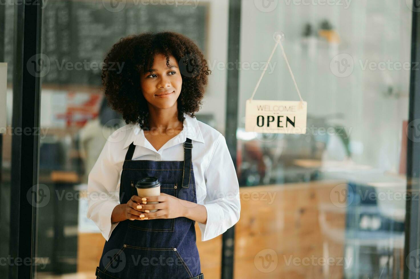 Commencez réussi petit affaires propriétaire pme africain femme supporter avec tablette dans café restaurant. femme barista café propriétaire. photo