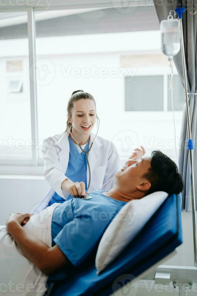 caucasien médecin souriant prendre se soucier de une Jeune patient dans hôpital. amical infirmière ou thérapeutique traiter client professionnel médical un service concept. photo