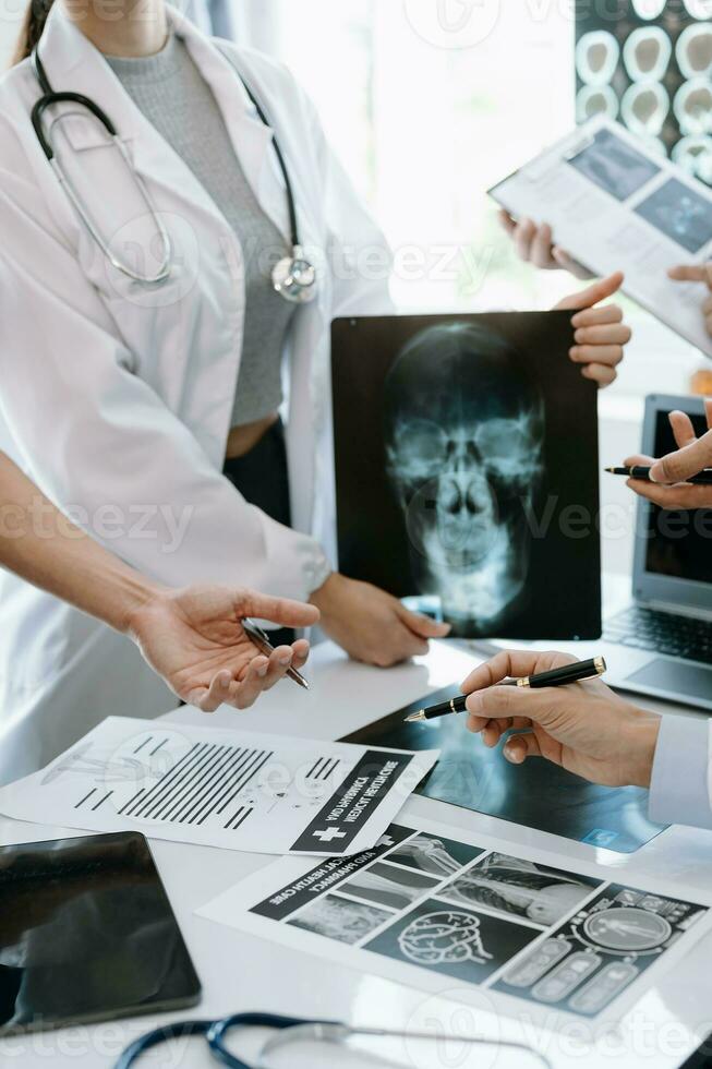 réunion équipe de médecin et médical Personnel consultation à propos le traitement de cœur maladie, pneumonie, gastro-intestinal et estomac maladies. et l'ostéoporose à hôpital photo