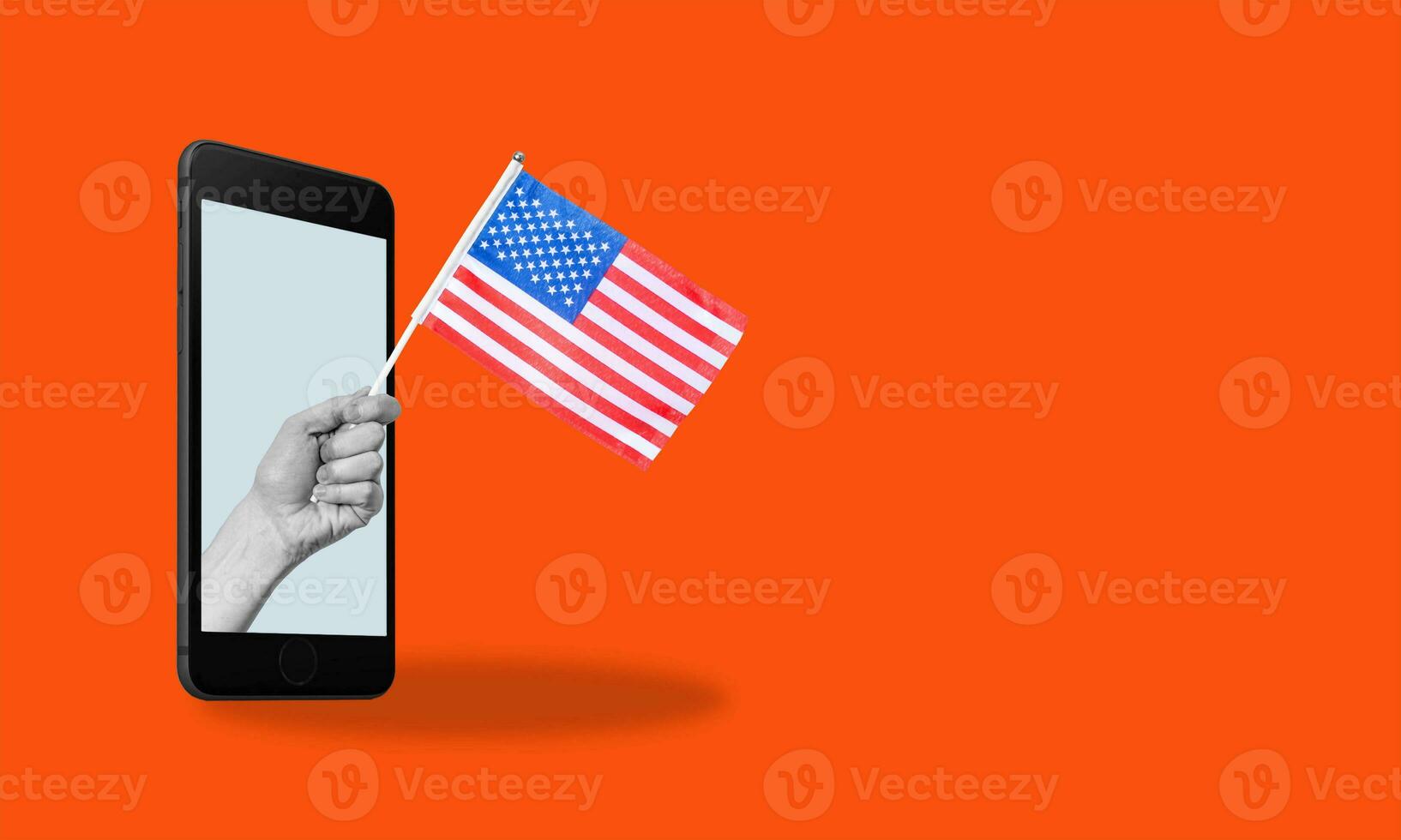 art collage, une femme main vient en dehors de une téléphone avec américain drapeau, sur une rouge arrière-plan, avec espace pour un publicité. photo