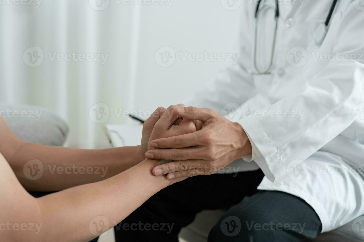 psychiatre tenir main soutien chaque tandis que discuter famille questions. médecin encourage et empathie femme souffre dépression. psychologique, enregistrer divorce, main dans main ensemble, confiance, se soucier photo