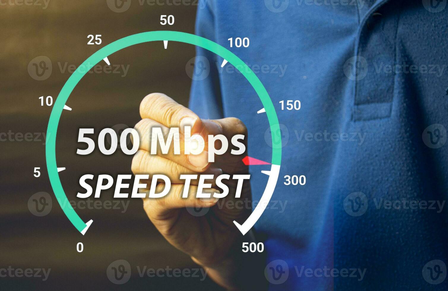 vite l'Internet lien test de rapidité réseau largeur de bande La technologie homme en utilisant haute la vitesse l'Internet avec téléphone intelligent et portable ordinateur. 5g qualité, la vitesse optimisation. photo