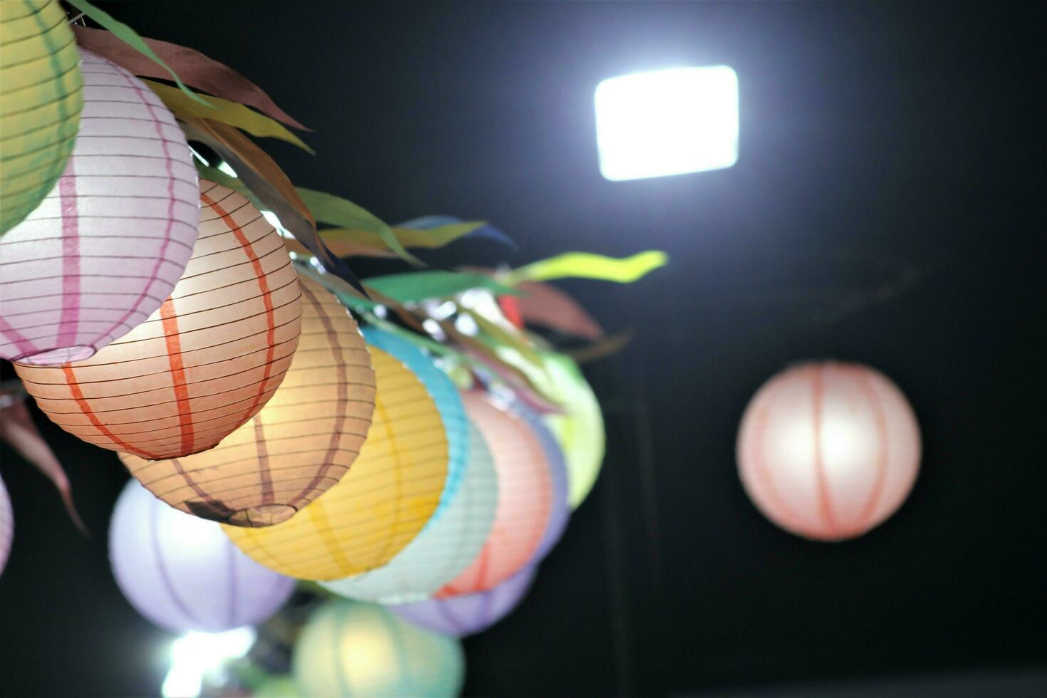 coloré lanternes à le nuit marché photo