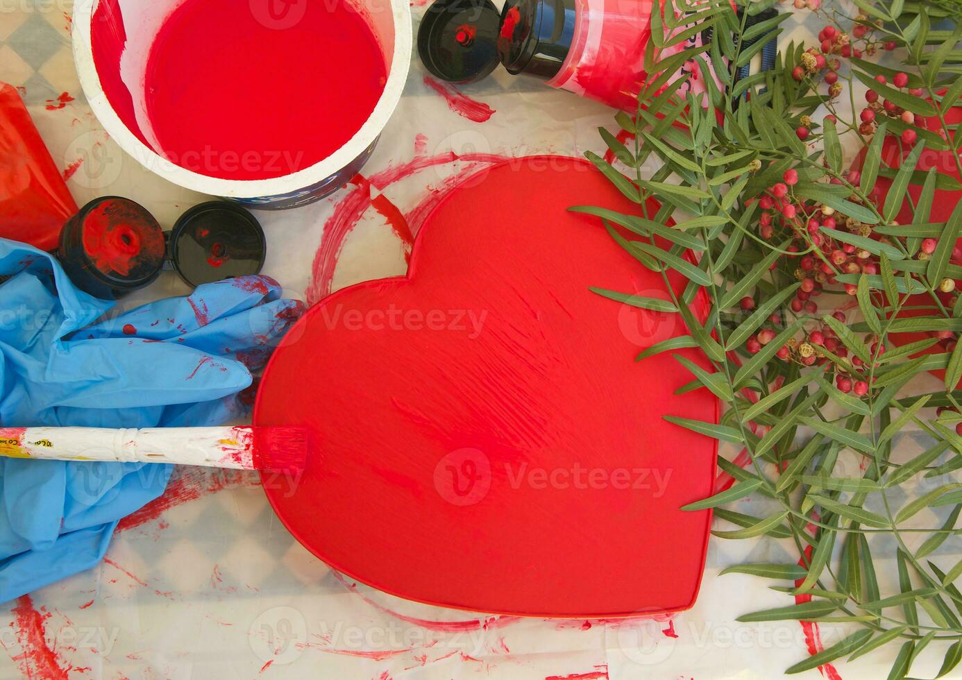 une rouge peint papier boîte dans le forme de une cœur photo