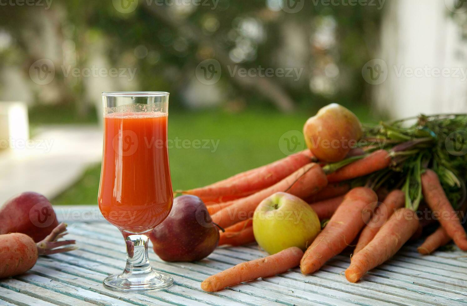 une verre de Frais Pomme carotte jus photo