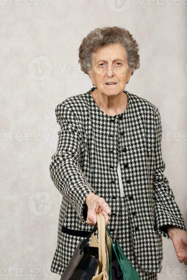 vieux femme avec achats Sacs photo
