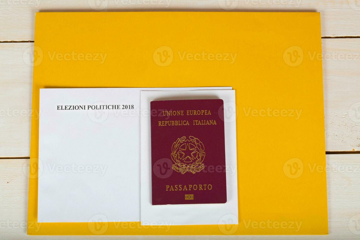 électoral paquet pour italien résidents à l'étranger, italien passeport et Vide enveloppe. photo