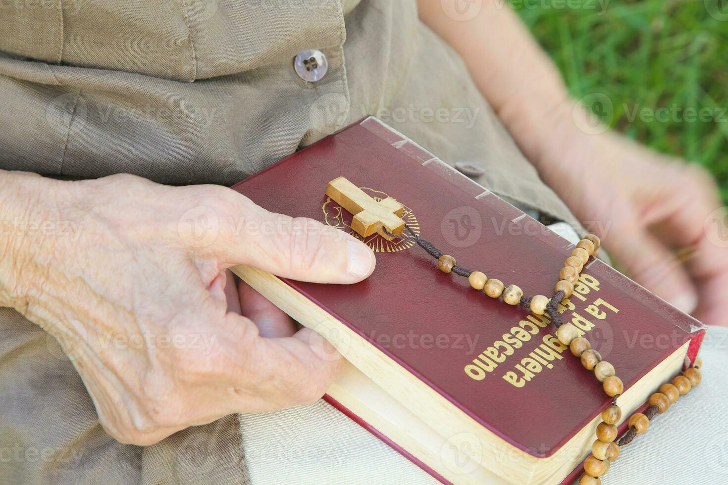franciscain prière livre dans italien Langue et anglican prière perles avec crucifix photo