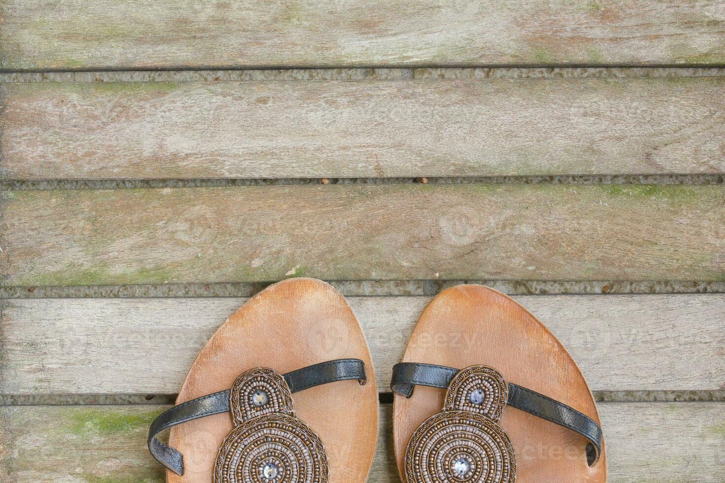 aux femmes été des chaussures sur une en bois surface. Contexte. photo