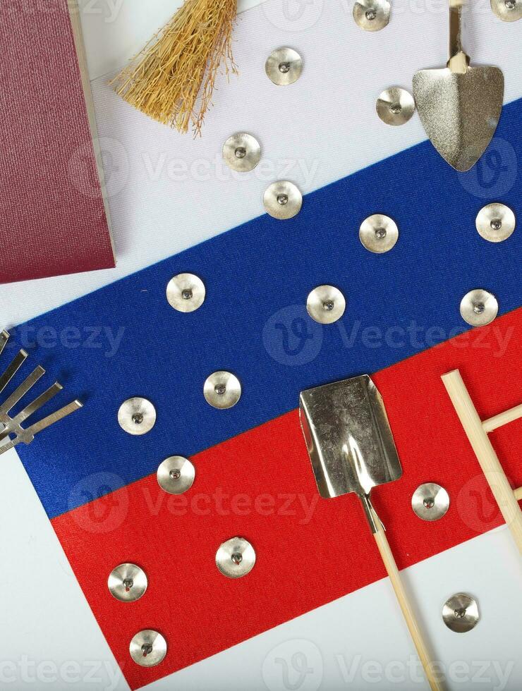 agricole outils sur une russe drapeau photo