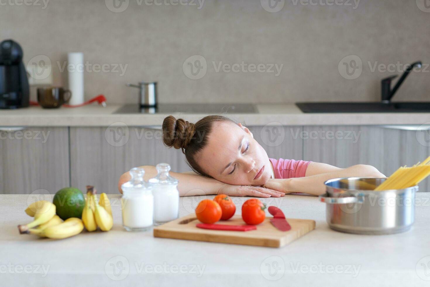 Jeune femme au foyer dans le cuisine photo