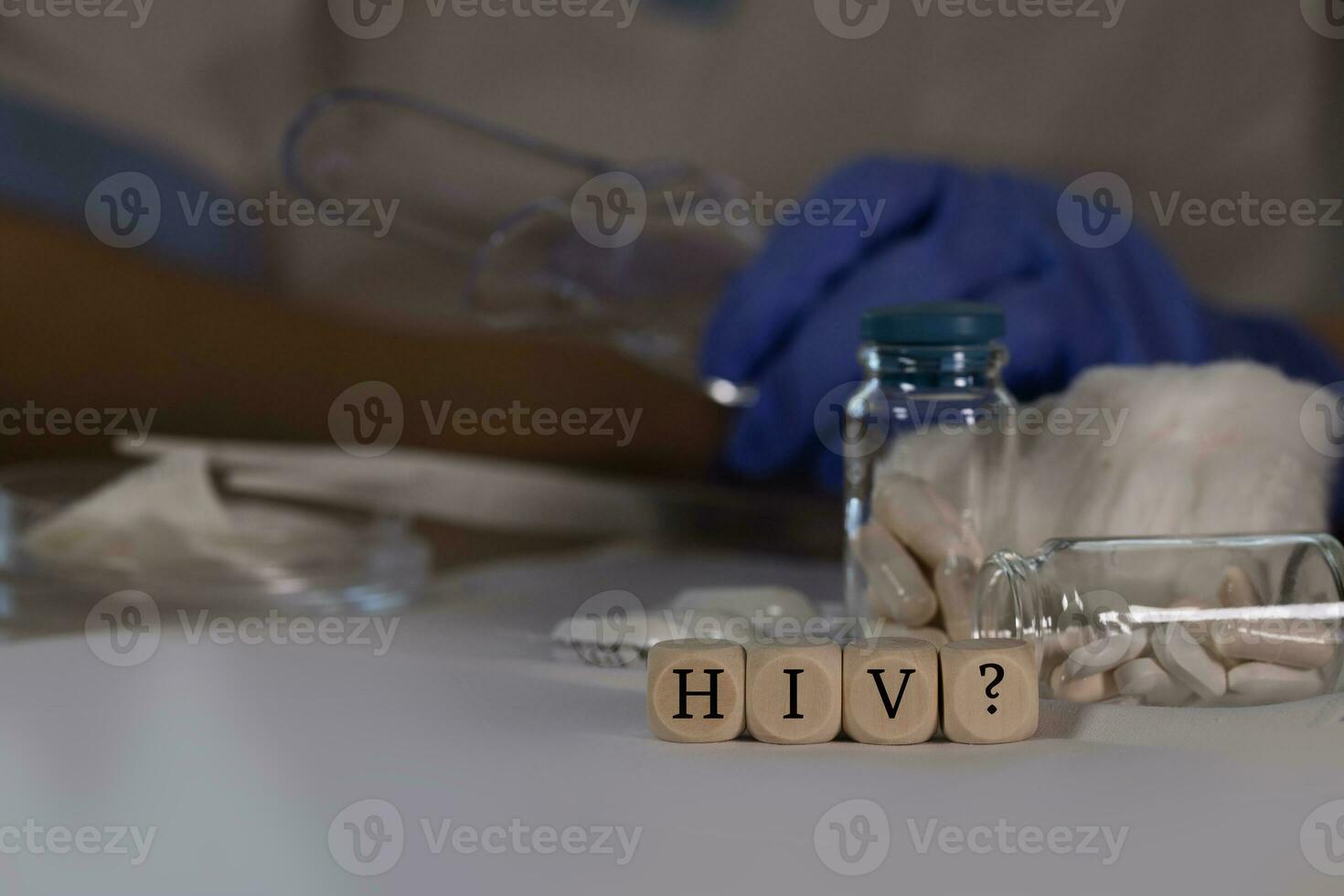 abréviation HIV pour Humain immunodéficience virus avec question marque composé de en bois dés. pilules, les documents et une stylo dans le Contexte. photo