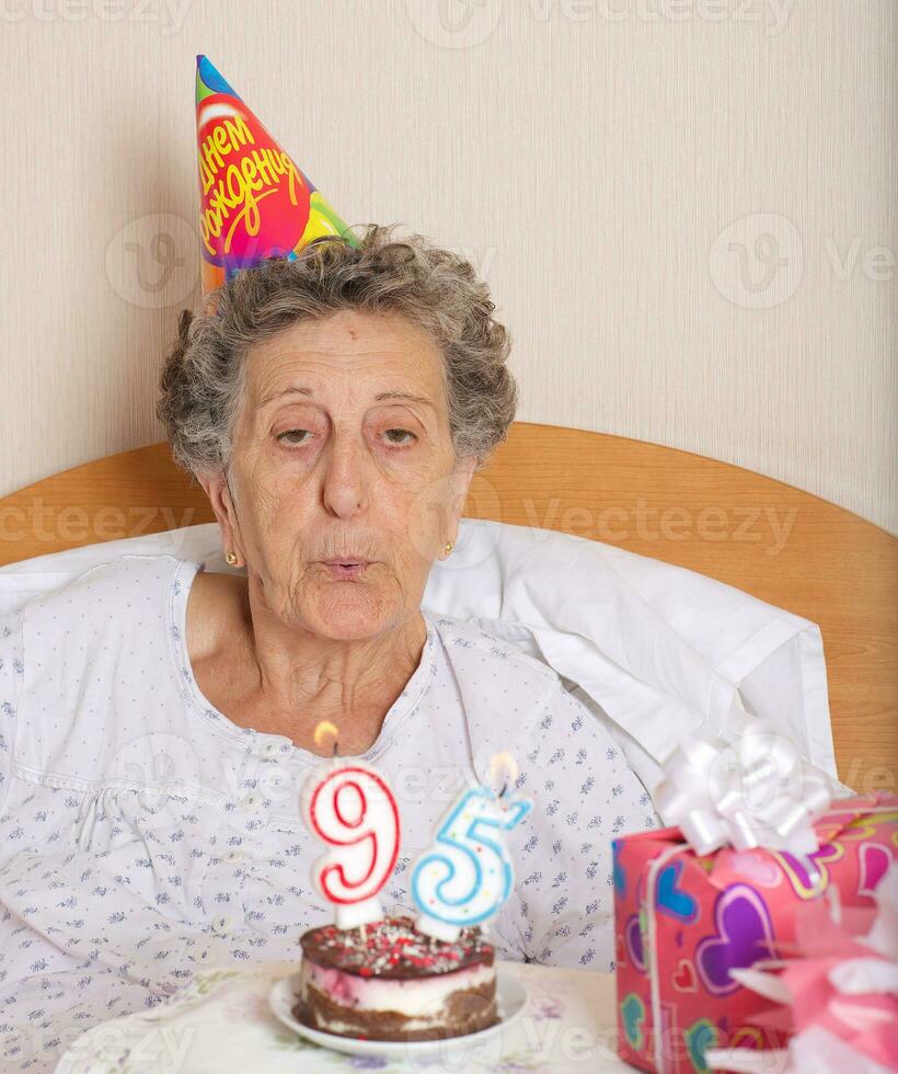 vieux femme fête sa anniversaire photo