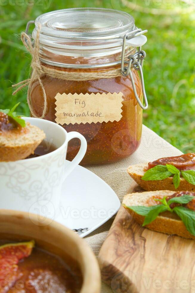 une verre de fait maison violet figure confiture photo