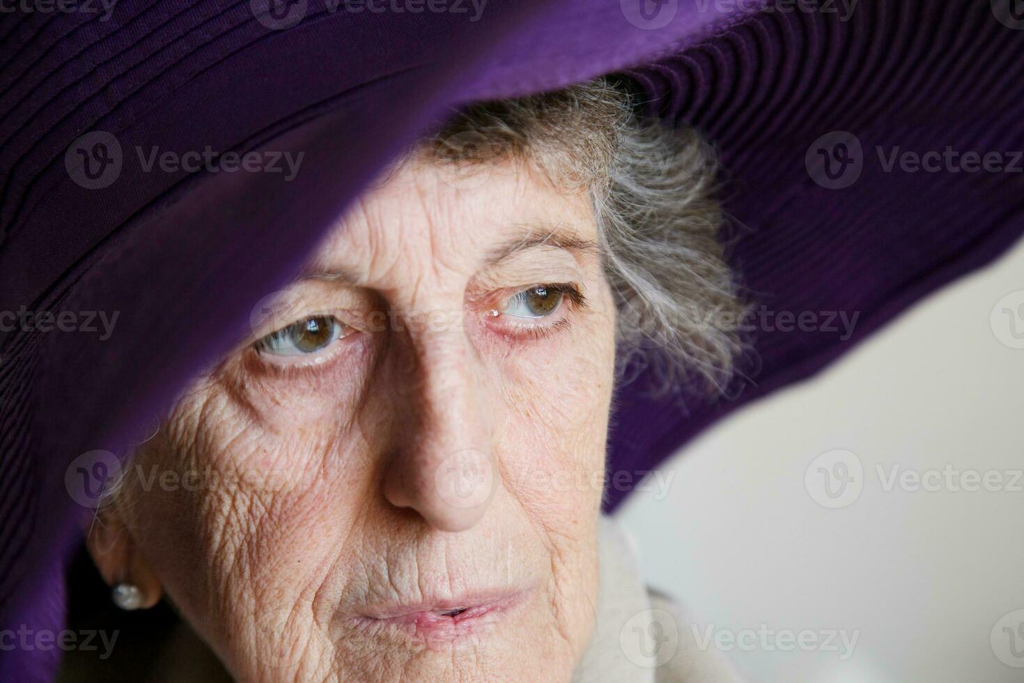 vieux caucasien femme dans une violet chapeau photo