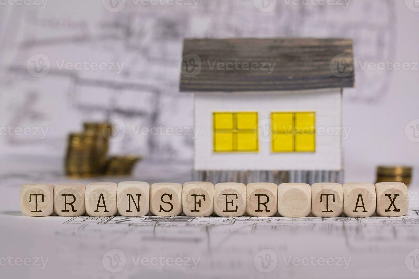 mots transfert impôt composé de en bois des lettres. petit papier maison dans le Contexte. photo