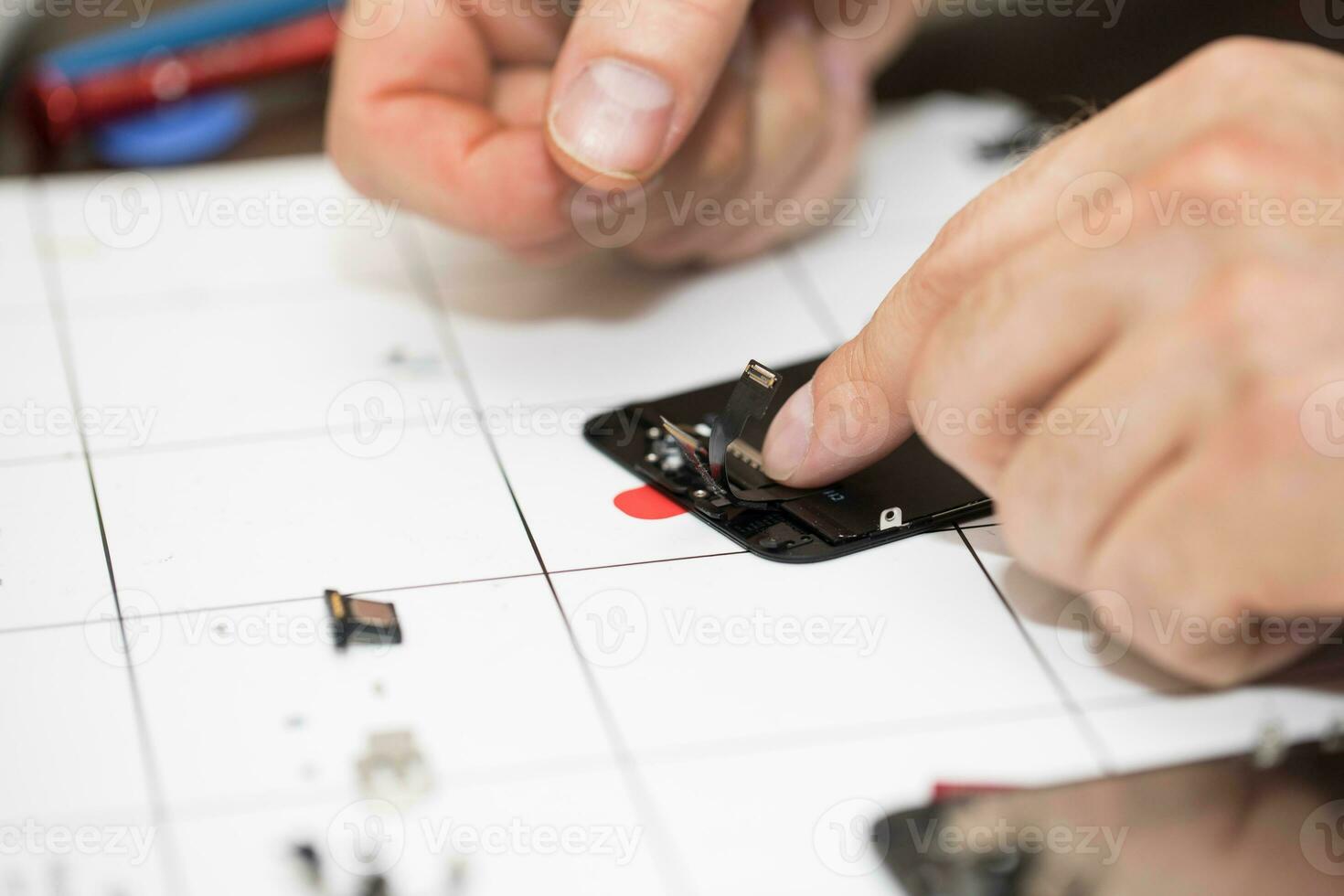 processus de remplacer endommagé écran verre à téléphone intelligent. photo