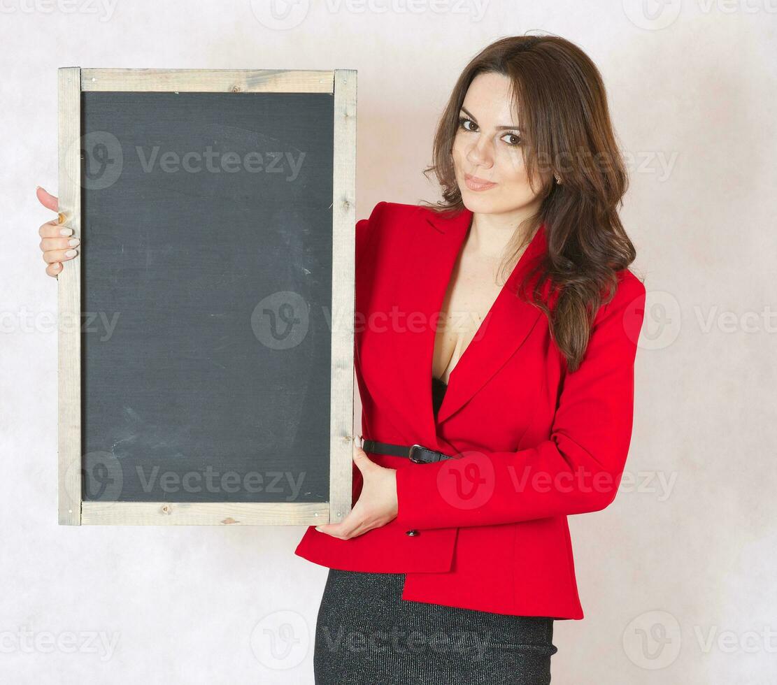 Jeune femme avec une noir craie planche photo