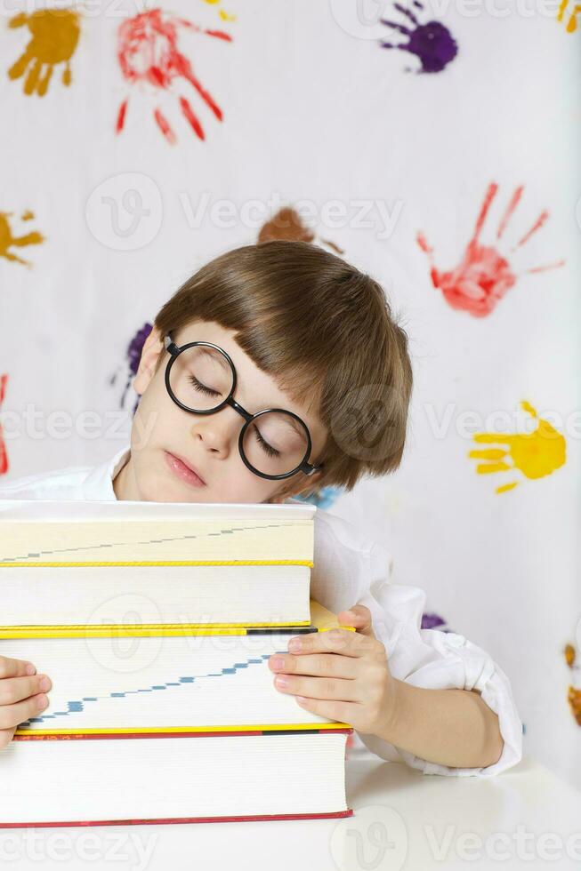 garçon de Sept ans vieux avec livres. retour à école photo