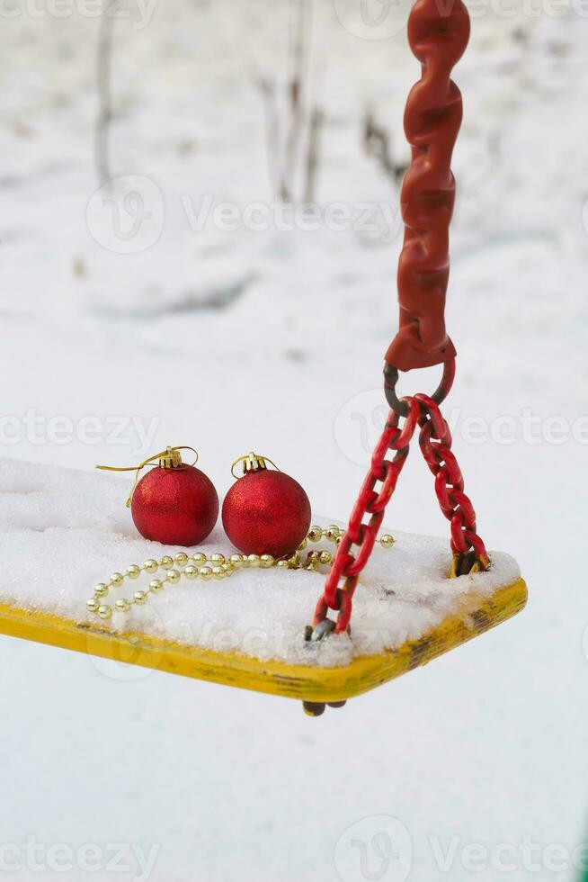 Noël des balles dans le neige sur une balançoire siège photo