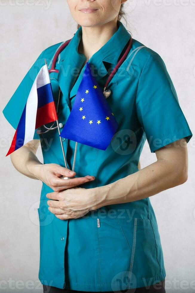 médical sœur garde deux drapeaux -UE et Russie. médecins avec les frontières. photo