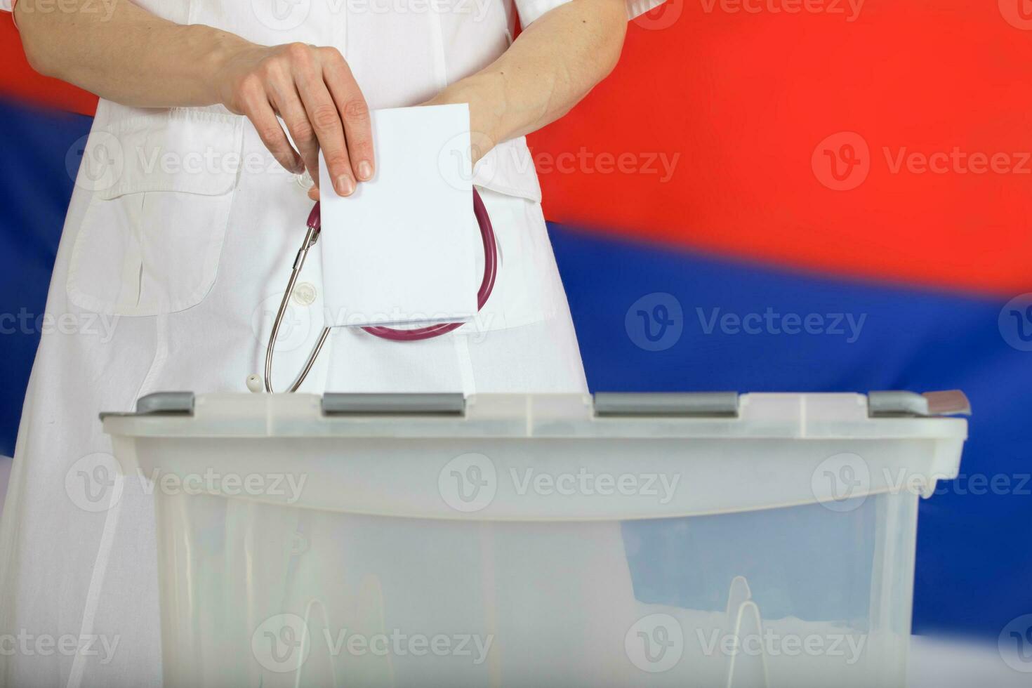 médecins main jette scrutin papier dans le scrutin boîte. photo