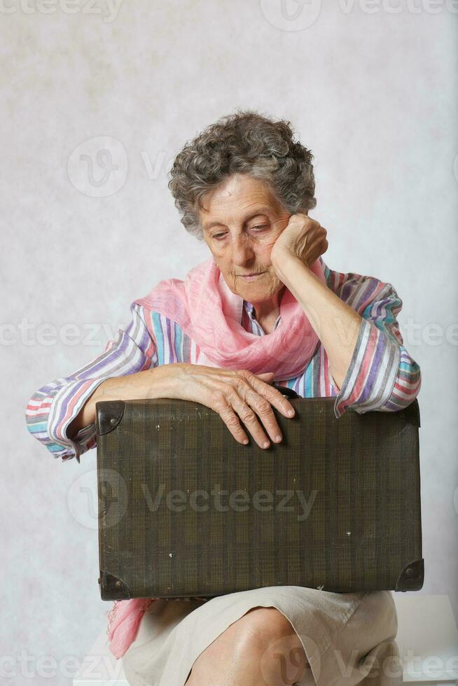 vieux femme et vieux valise photo