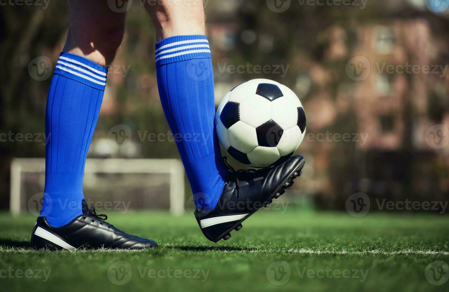 ballon de soccer sur terrain de jeu vert. notion de football photo