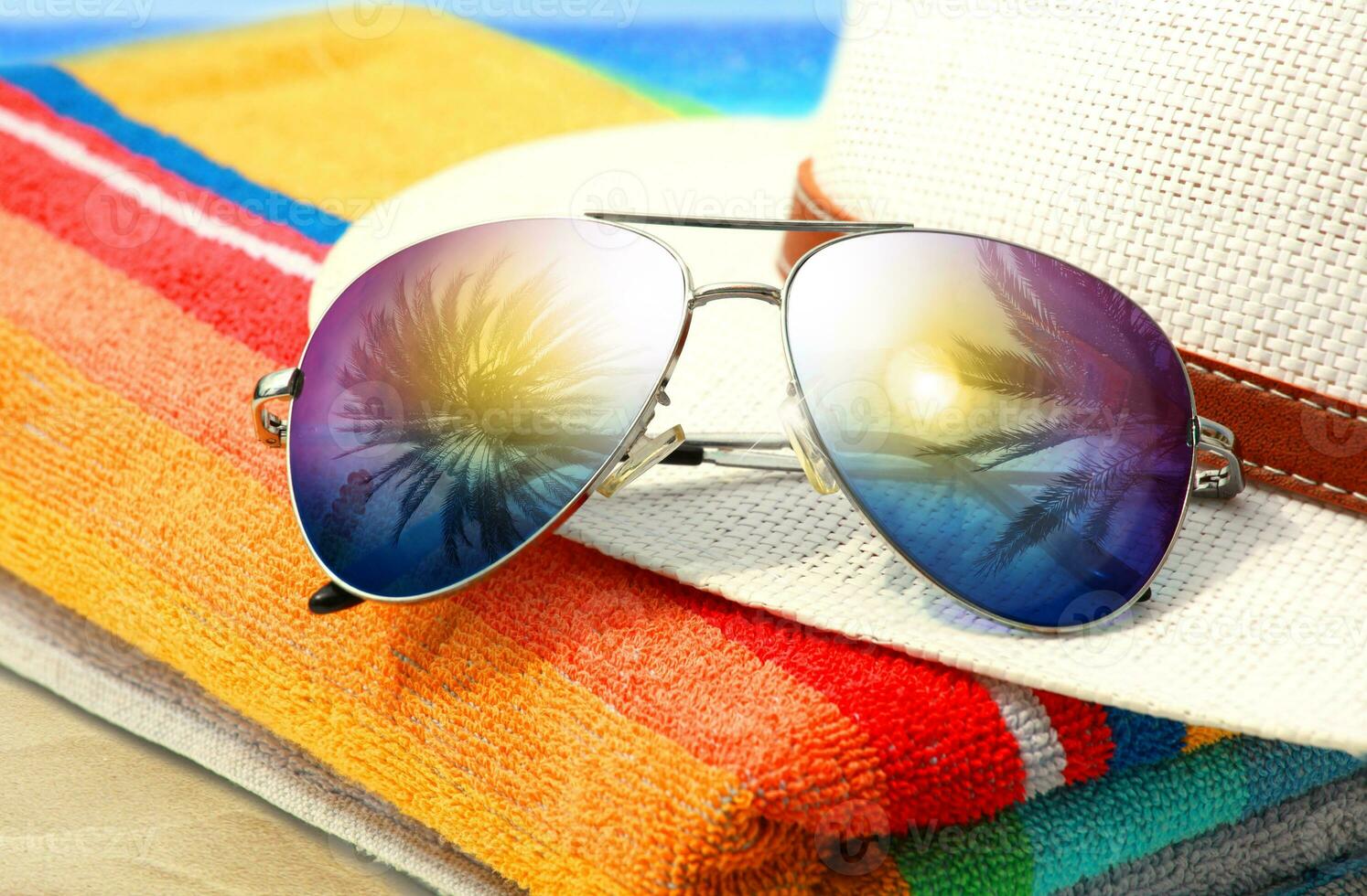 fond de plage tropicale d'été avec lunettes de soleil et chapeau. photo